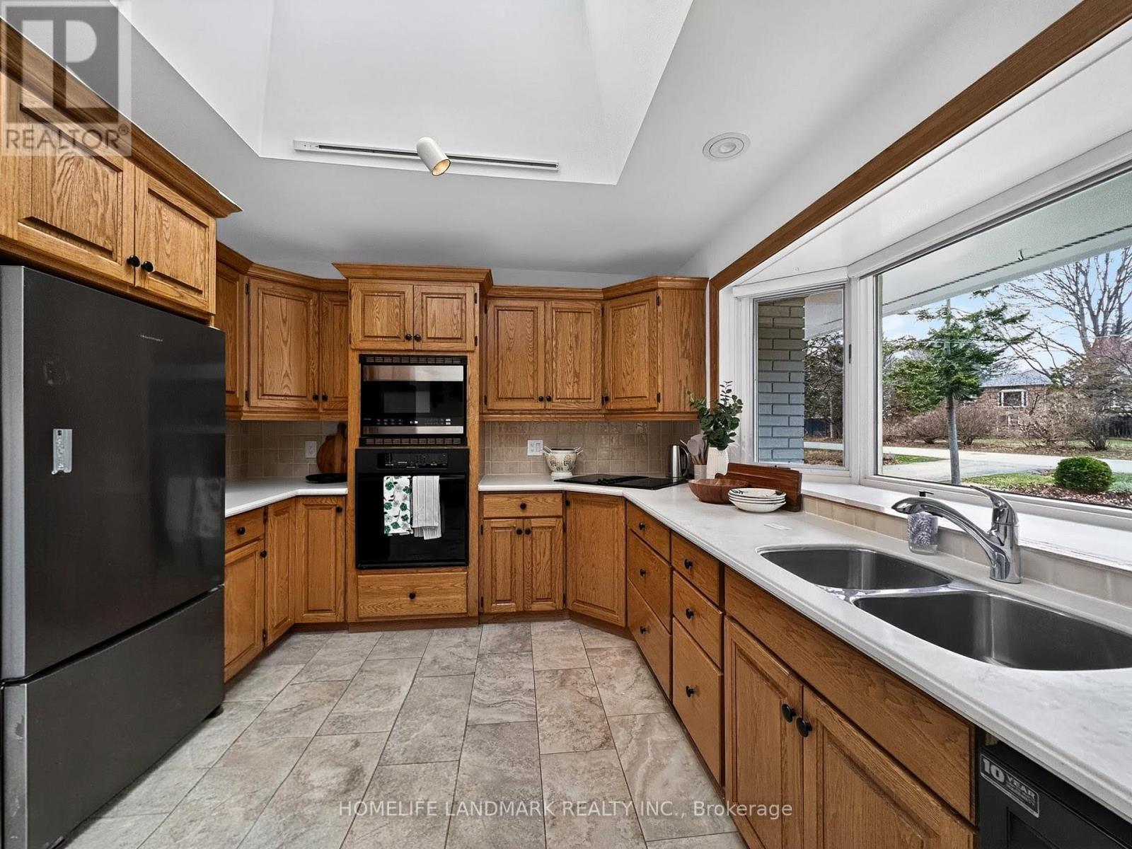 284 Woodland Drive, Oakville, Ontario  L6J 4W5 - Photo 11 - W12786588