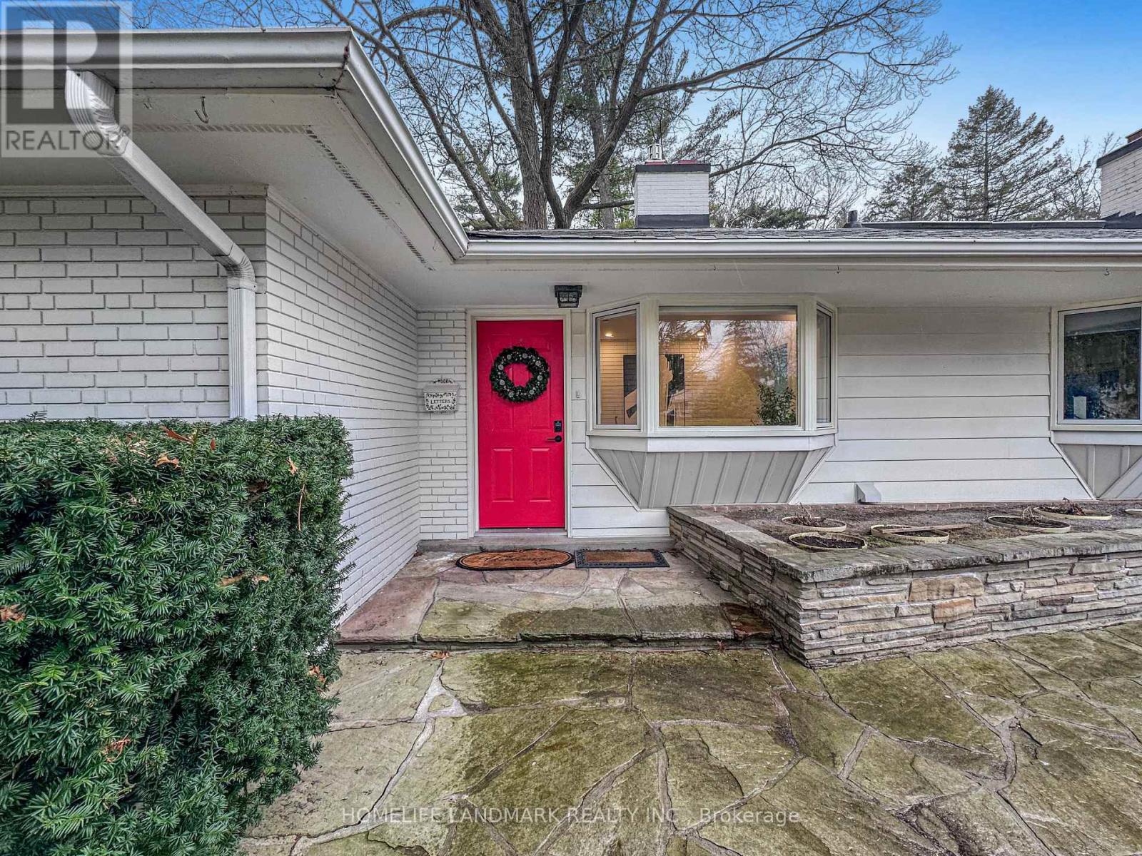 284 Woodland Drive, Oakville, Ontario  L6J 4W5 - Photo 2 - W12786588