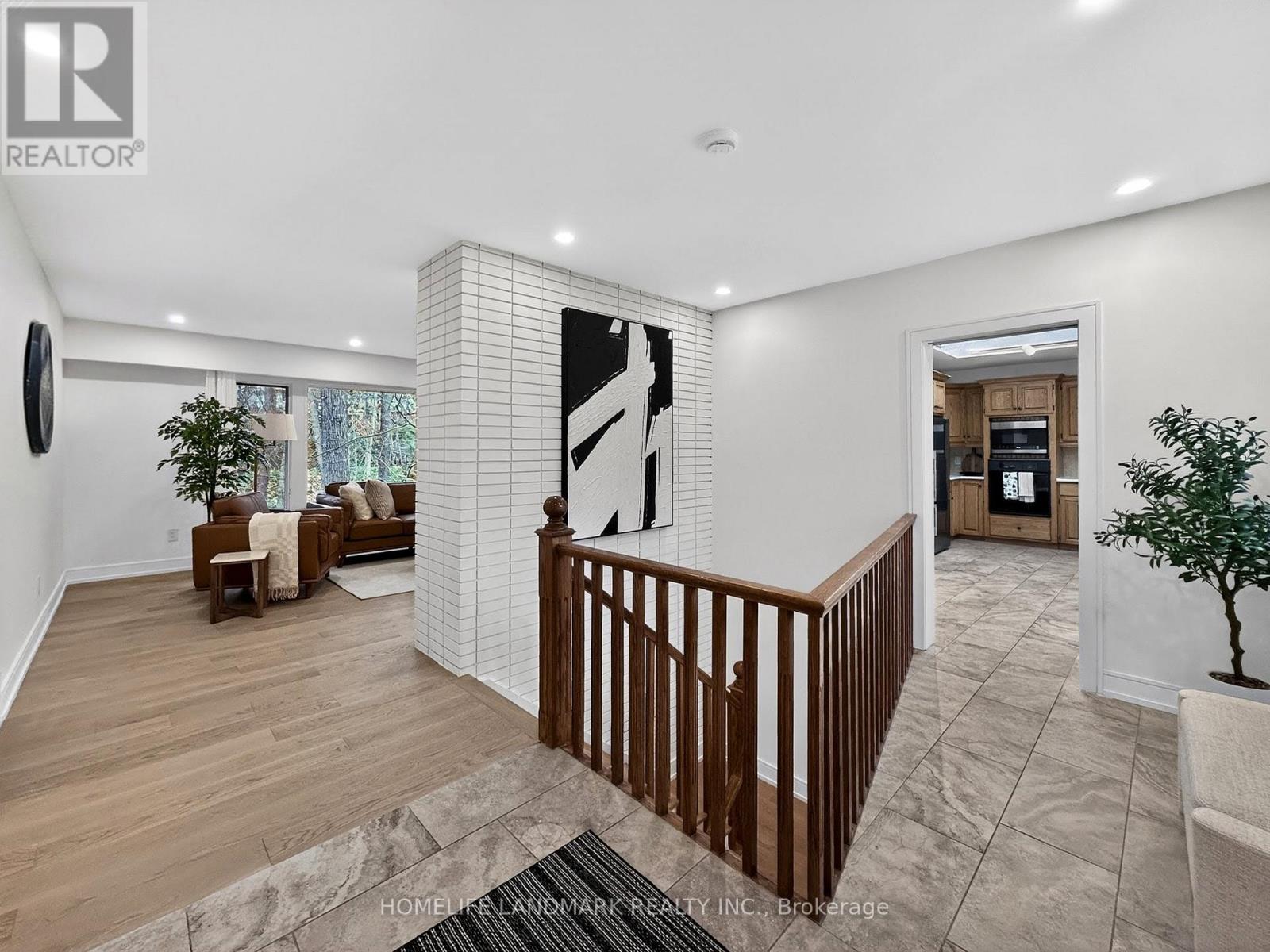 284 Woodland Drive, Oakville, Ontario  L6J 4W5 - Photo 4 - W12786588