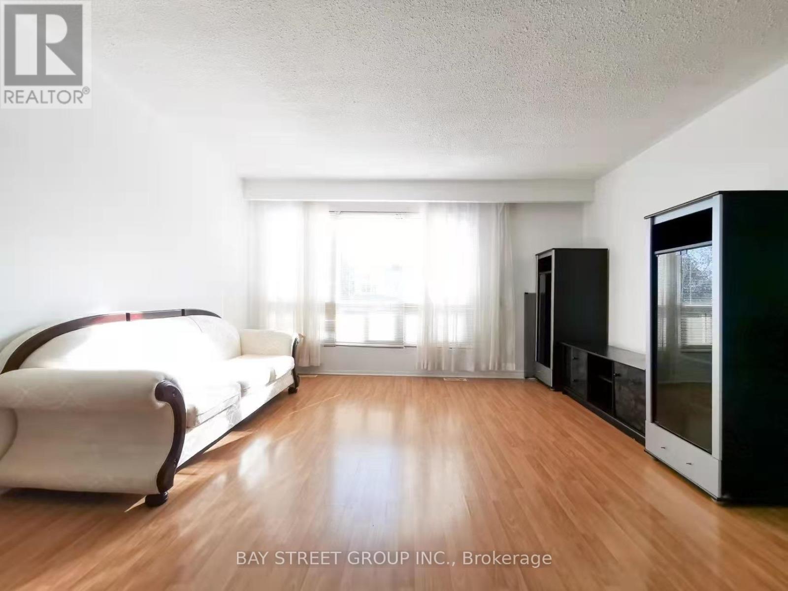 Upper - 97 Micmac Crescent, Toronto, Ontario M2H 2K1 - Photo 2 - C12986846