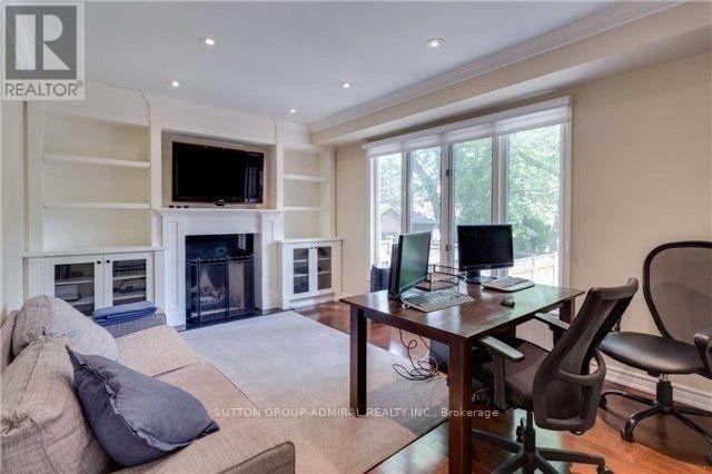 15 Whitehall Road, Toronto, Ontario  M4W 2C5 - Photo 8 - C12986854