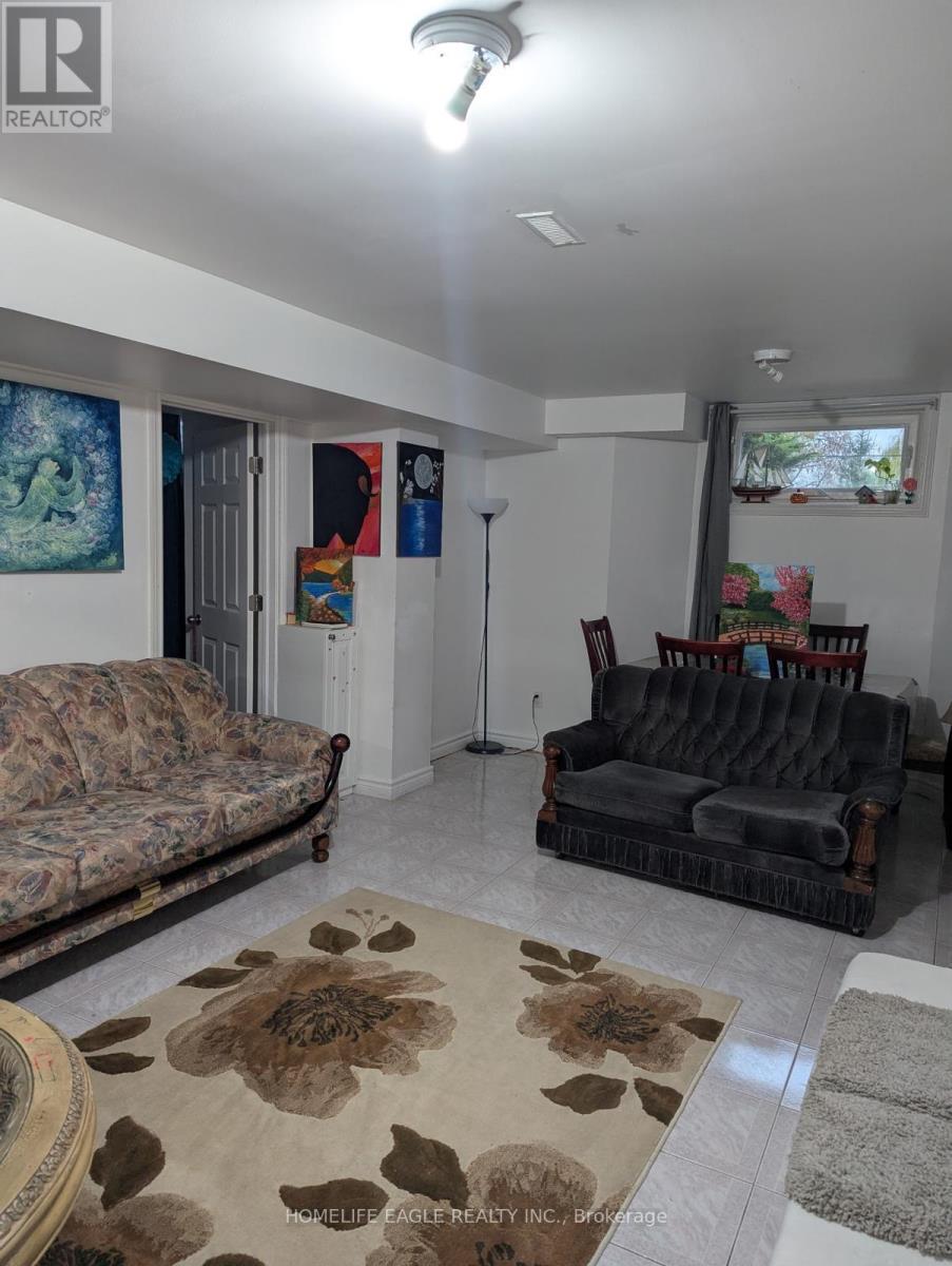 19 Schomberg Road, Richmond Hill, Ontario  L4E 2T7 - Photo 9 - N12986862