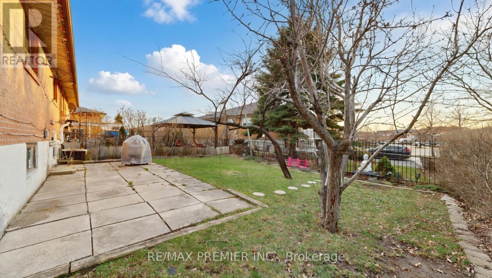 108 Hisey Crescent, Toronto, Ontario  M3N 1V1 - Photo 11 - W12986848