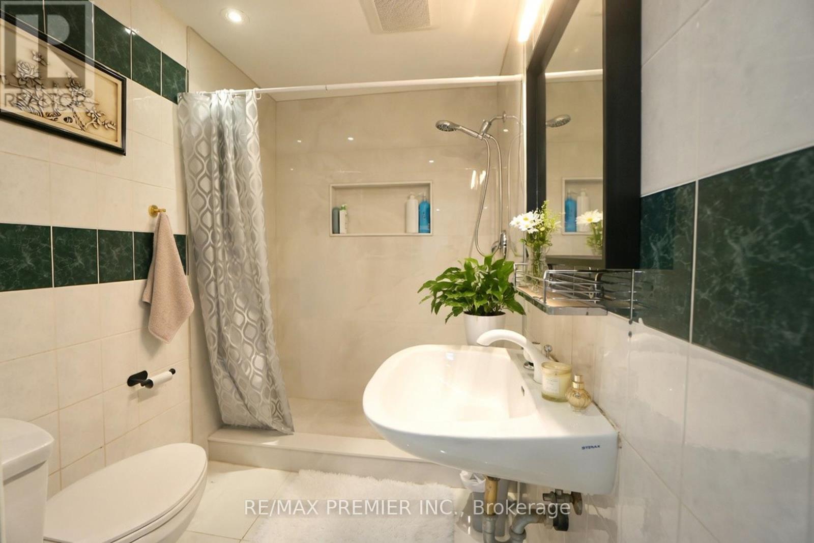 108 Hisey Crescent, Toronto, Ontario  M3N 1V1 - Photo 17 - W12986848