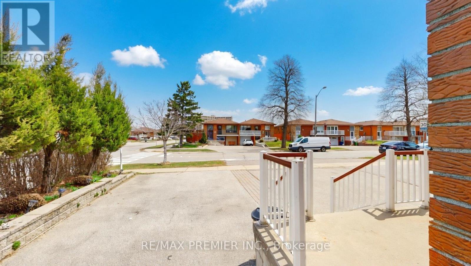 108 Hisey Crescent, Toronto, Ontario  M3N 1V1 - Photo 6 - W12986848