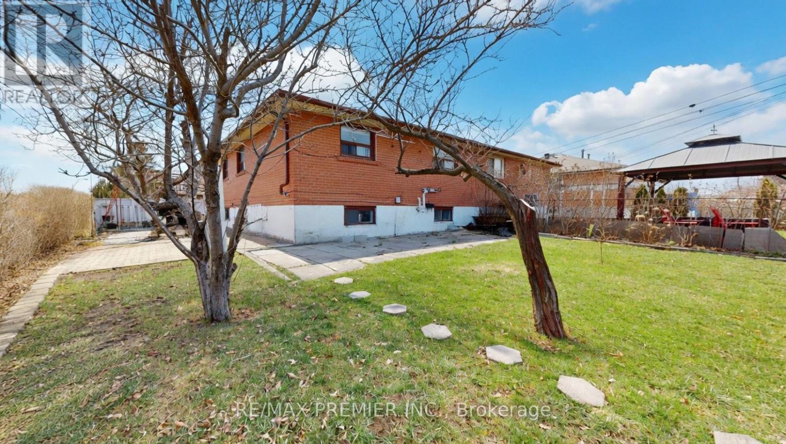 108 Hisey Crescent, Toronto, Ontario  M3N 1V1 - Photo 9 - W12986848