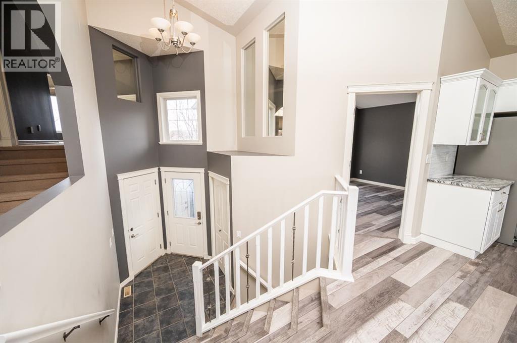 60 Daniel Close, Red Deer, Alberta  T4R 3M3 - Photo 2 - A2300273