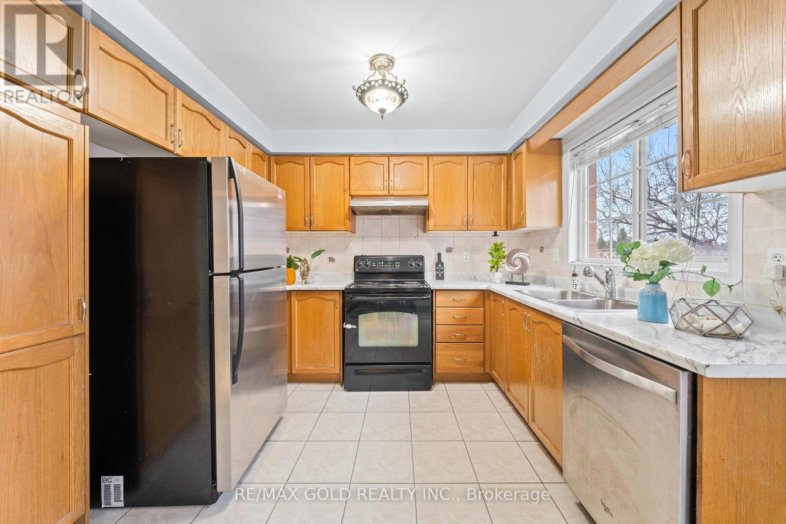 15 Revelstoke Place, Brampton, Ontario  L6R 3G3 - Photo 17 - W12986292