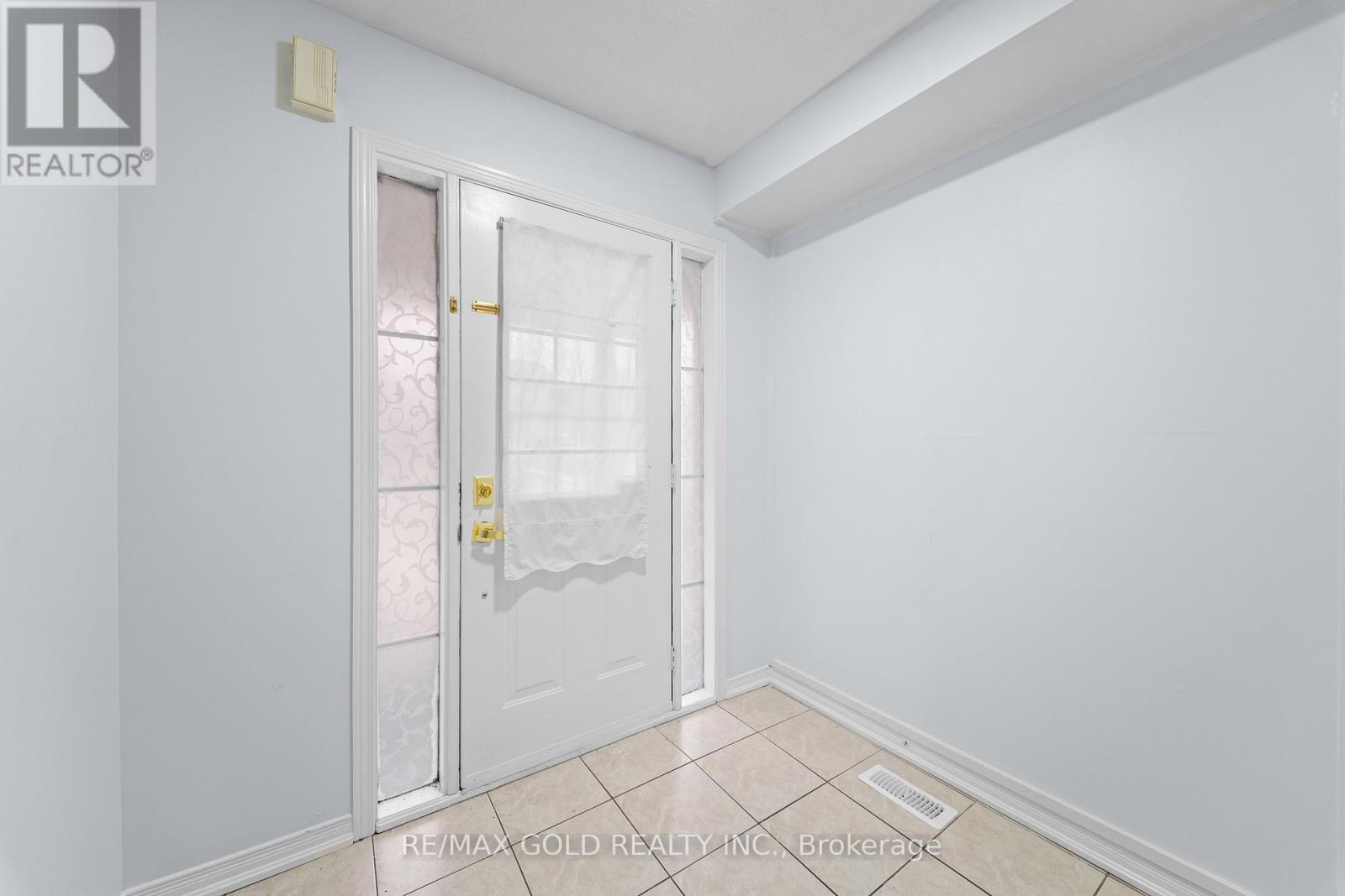 15 Revelstoke Place, Brampton, Ontario  L6R 3G3 - Photo 6 - W12986292