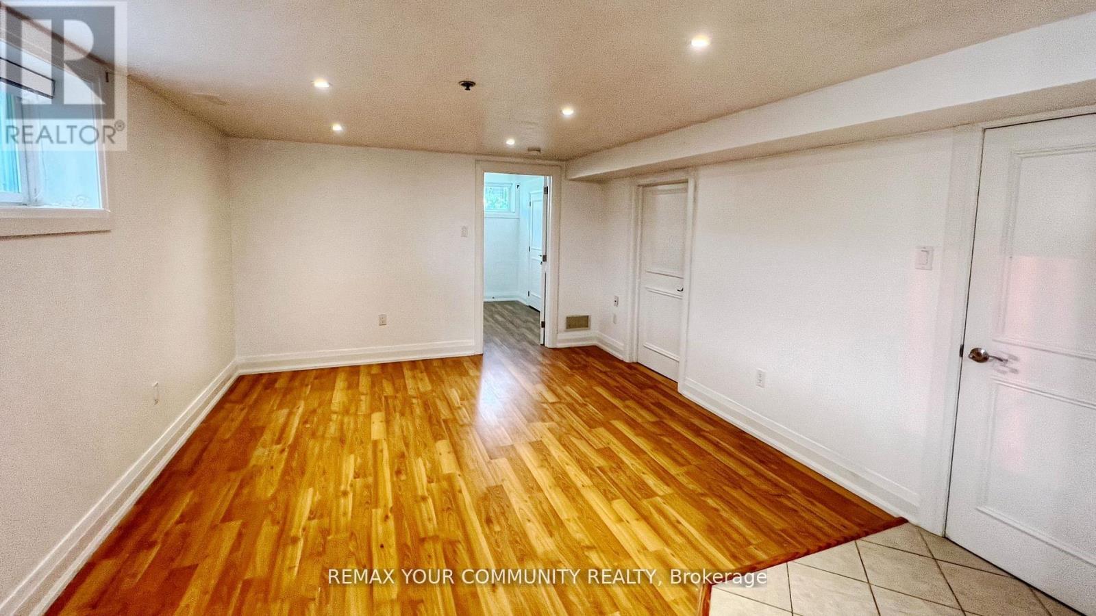 Lower - 32 Collins Crescent, Aurora, Ontario  L4G 2W2 - Photo 5 - N12986972