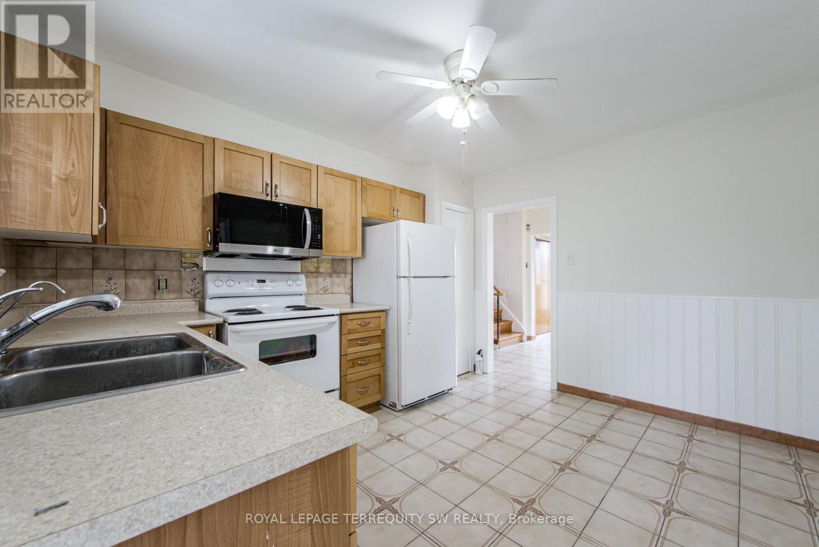 35 Euphrasia Drive, Toronto, Ontario  M6B 3V8 - Photo 10 - W12986952