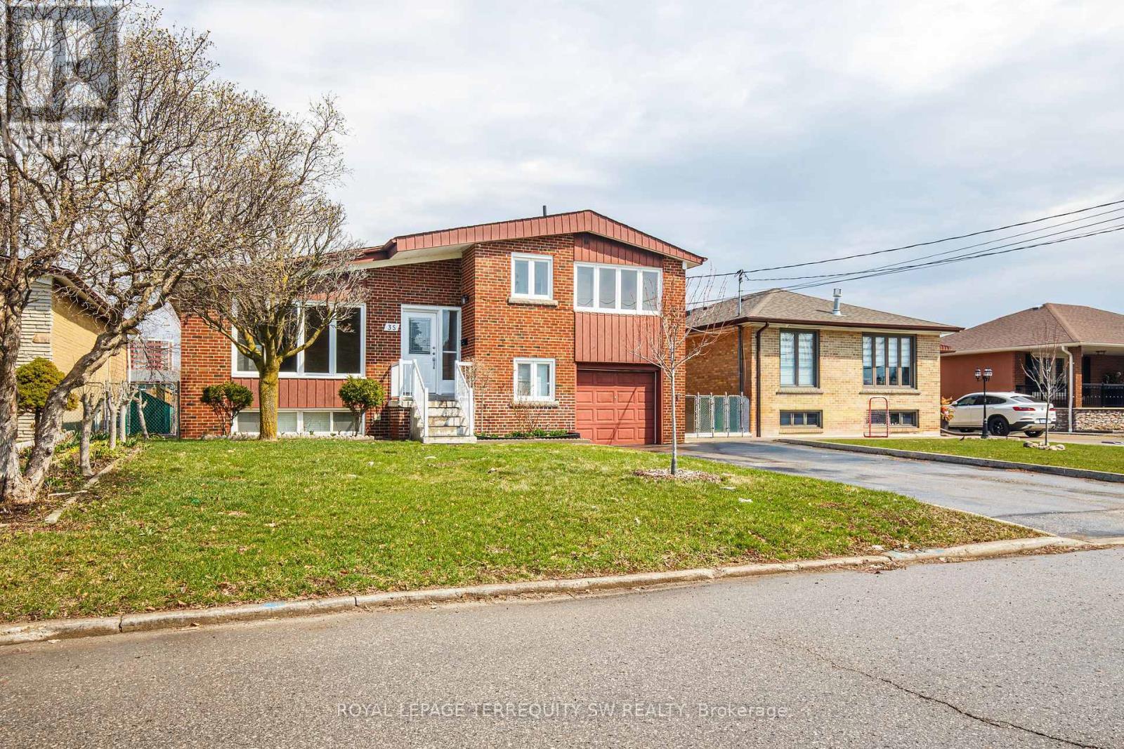 35 Euphrasia Drive, Toronto, Ontario  M6B 3V8 - Photo 42 - W12986952
