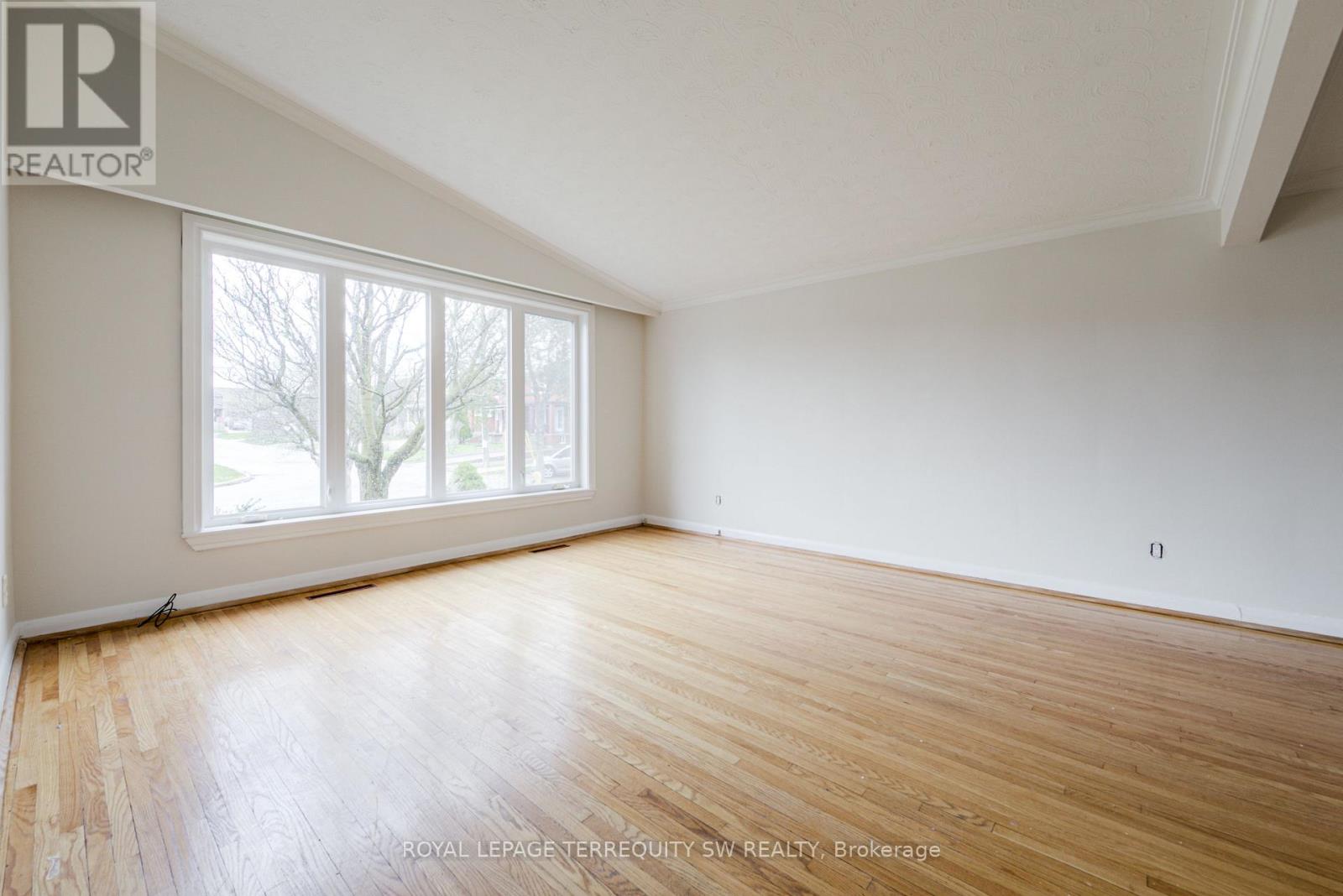 35 Euphrasia Drive, Toronto, Ontario  M6B 3V8 - Photo 6 - W12986952