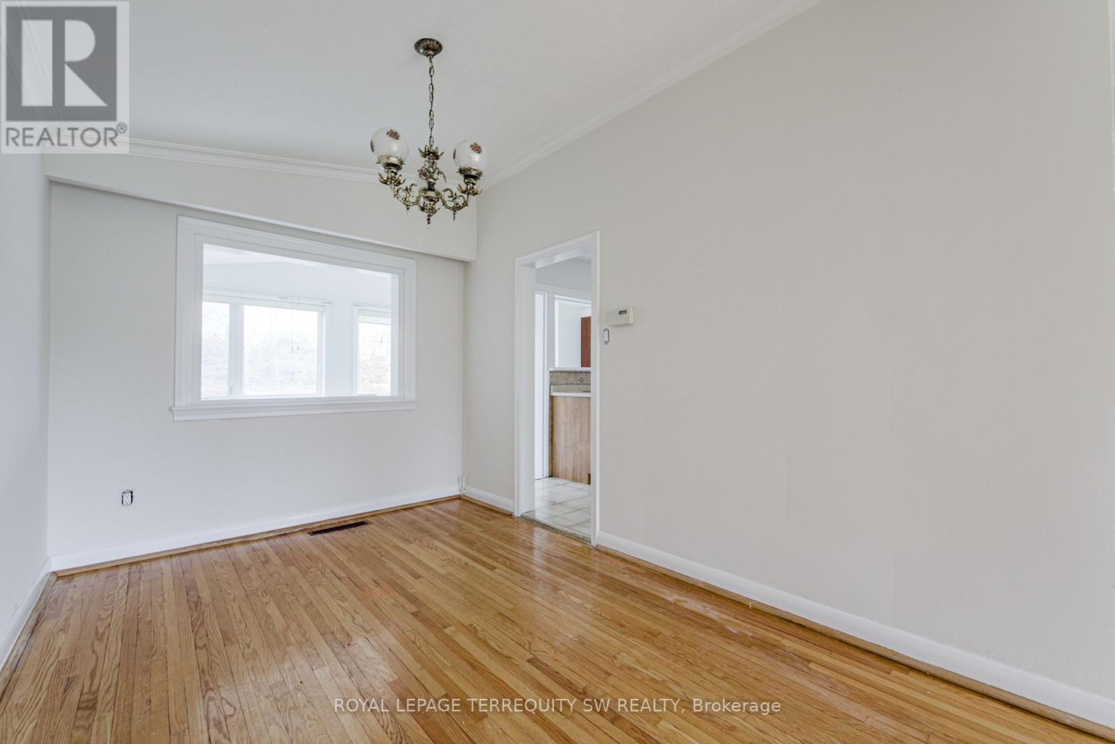 35 Euphrasia Drive, Toronto, Ontario  M6B 3V8 - Photo 7 - W12986952