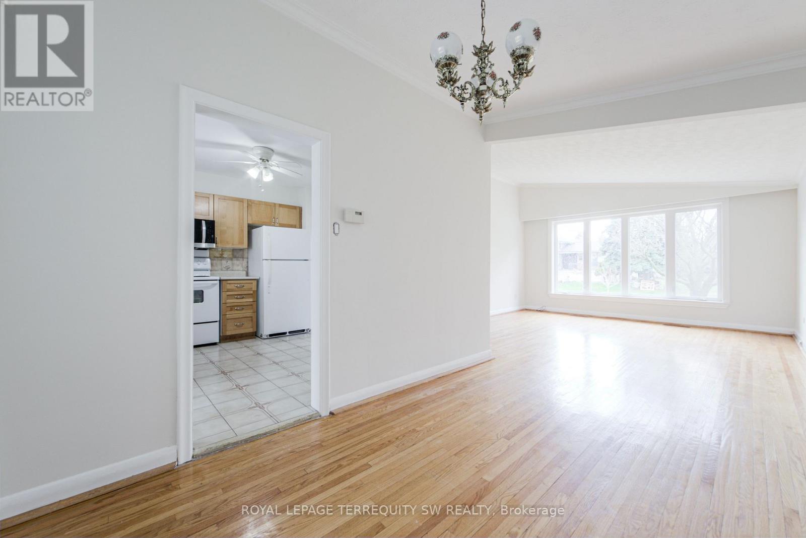 35 Euphrasia Drive, Toronto, Ontario  M6B 3V8 - Photo 8 - W12986952