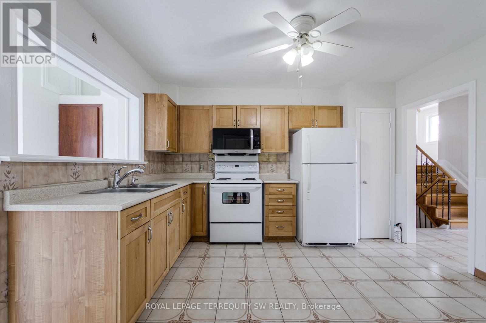 35 Euphrasia Drive, Toronto, Ontario  M6B 3V8 - Photo 9 - W12986952