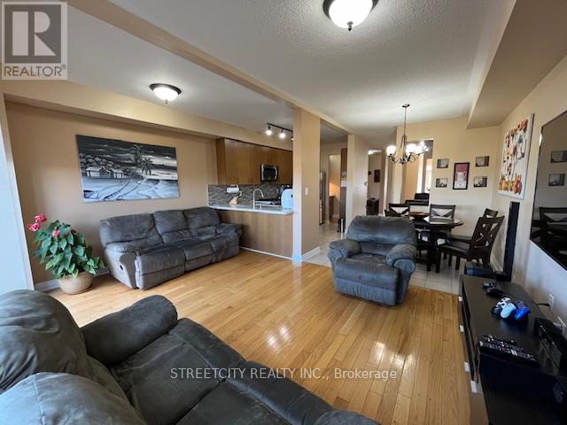 Main - 7369 Saint Barbara Boulevard, Mississauga, Ontario  L5W 0C3 - Photo 6 - W12987048