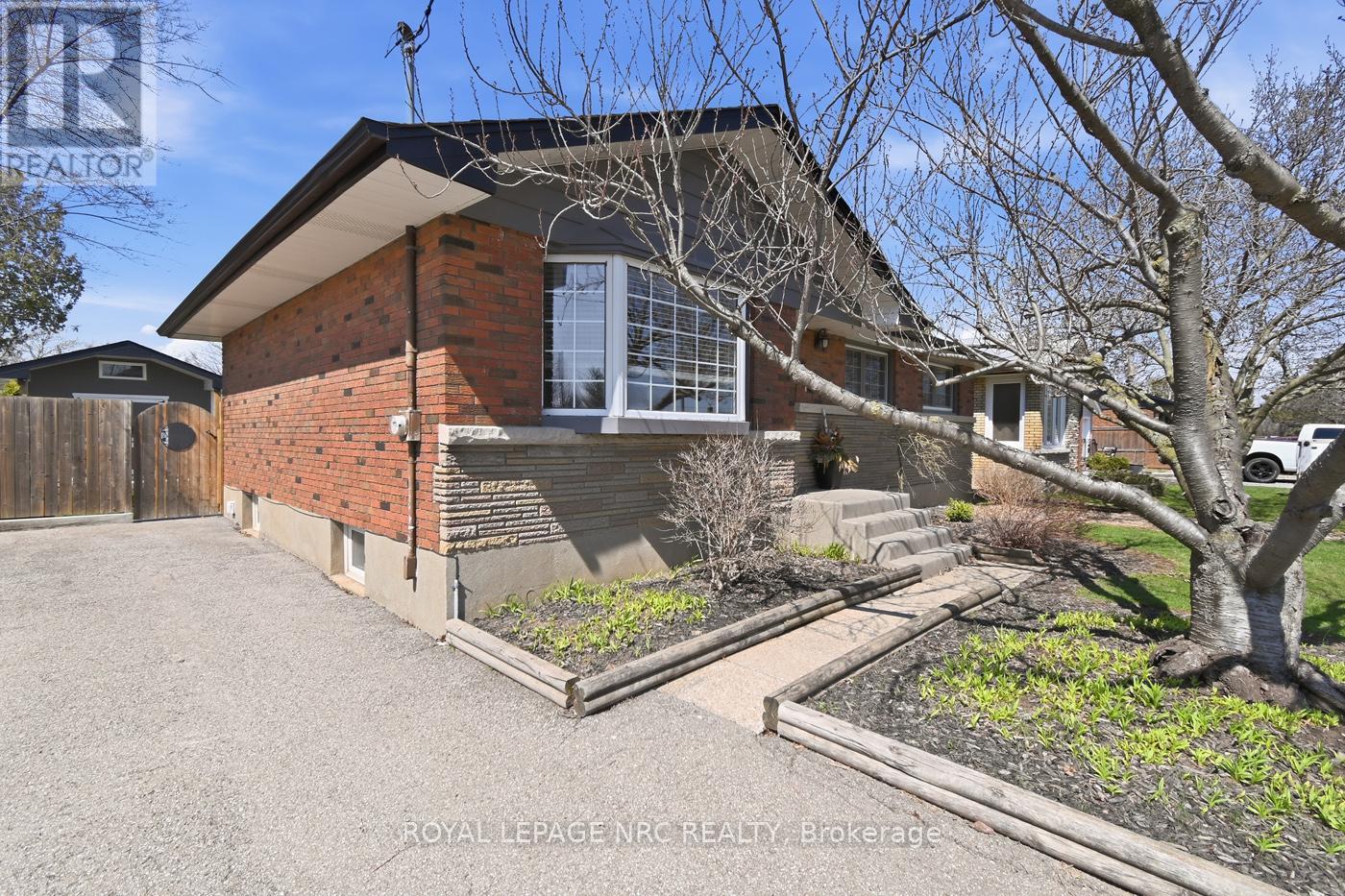 9 Greenhill Drive, Thorold, Ontario  L2V 1W4 - Photo 2 - X12987086