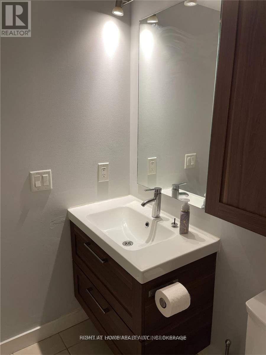 2006 - 5 Mariner Terrace, Toronto, Ontario  M5V 3V6 - Photo 13 - C12987002