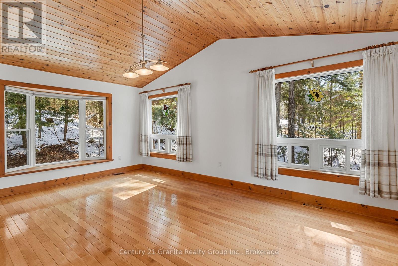 1058 Kipps Lane, Dysart Et Al, Ontario  K0M 1S0 - Photo 21 - X12987020