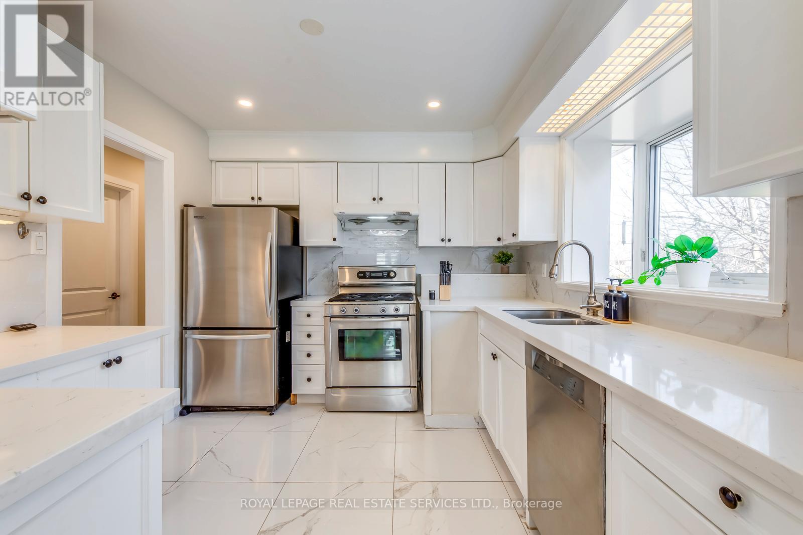 577 Trudale Court, Oakville, Ontario  L6L 4H2 - Photo 5 - W12987028