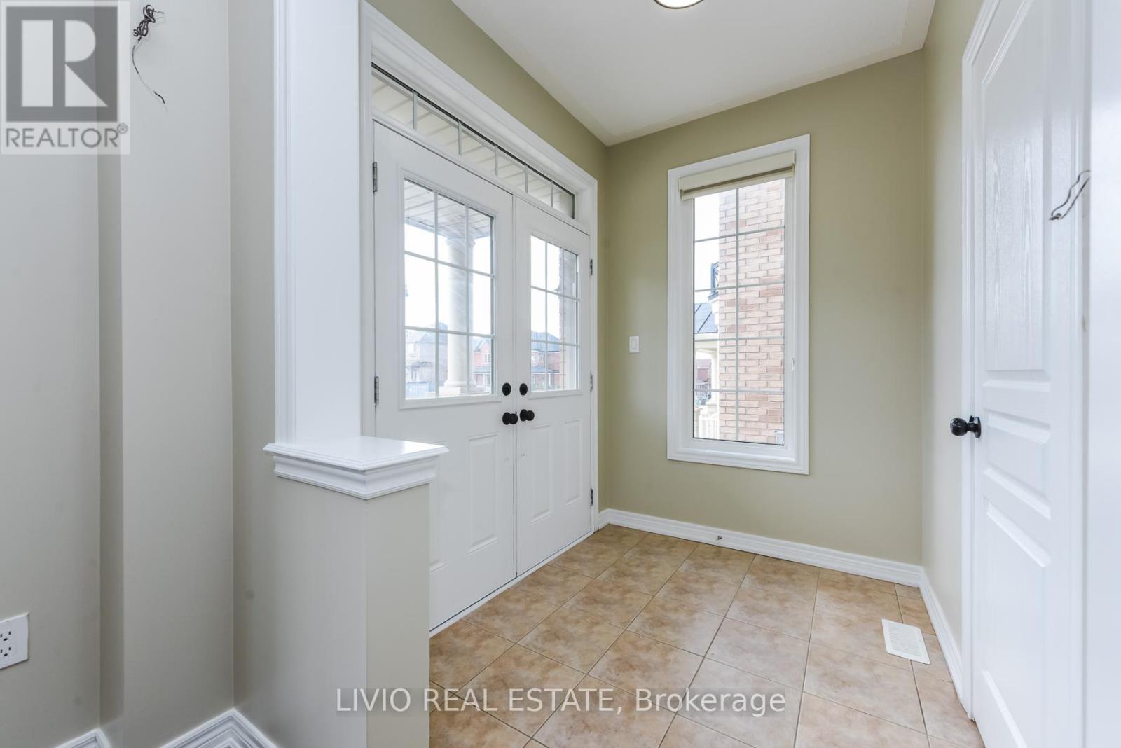 48 Bonnie Braes Drive, Brampton, Ontario  L6Y 0Y5 - Photo 3 - W12987036