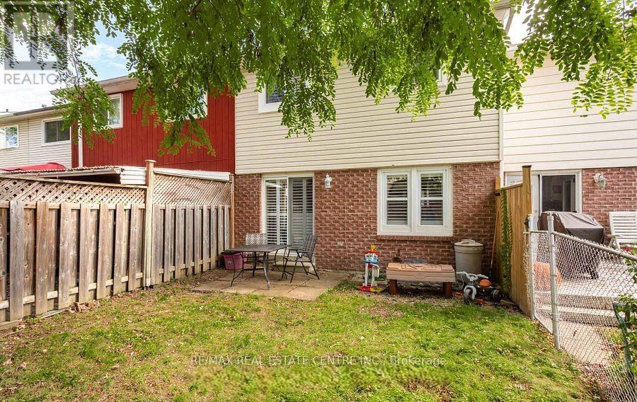 42 Gilmore Drive, Brampton, Ontario  L6V 3K4 - Photo 4 - W12987090