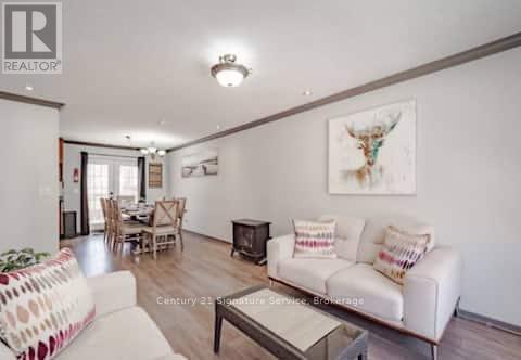 879 Stephenson Road E, Huntsville, Ontario  P0B 1L0 - Photo 2 - X12987056