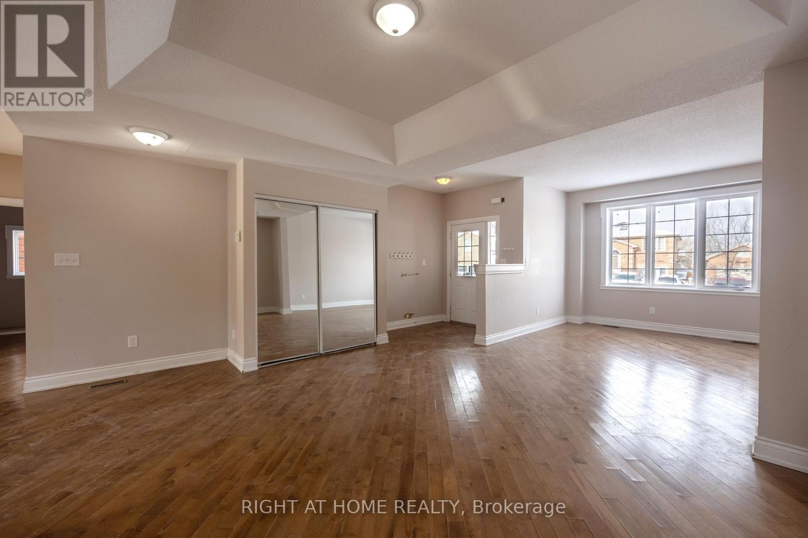 1215 Lowrie Street, Innisfil, Ontario  L9S 0E5 - Photo 9 - N12987170