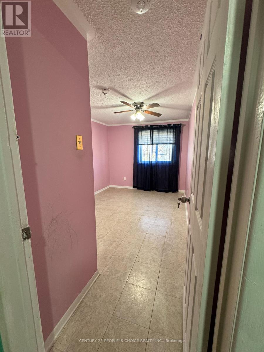 7610 Anaka Drive, Mississauga, Ontario  L4T 3H7 - Photo 4 - W12987104