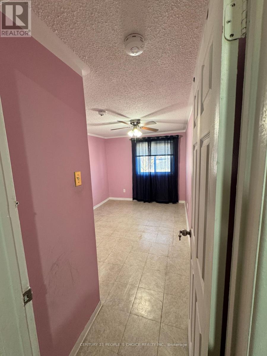 7610 Anaka Drive, Mississauga, Ontario  L4T 3H7 - Photo 5 - W12987104