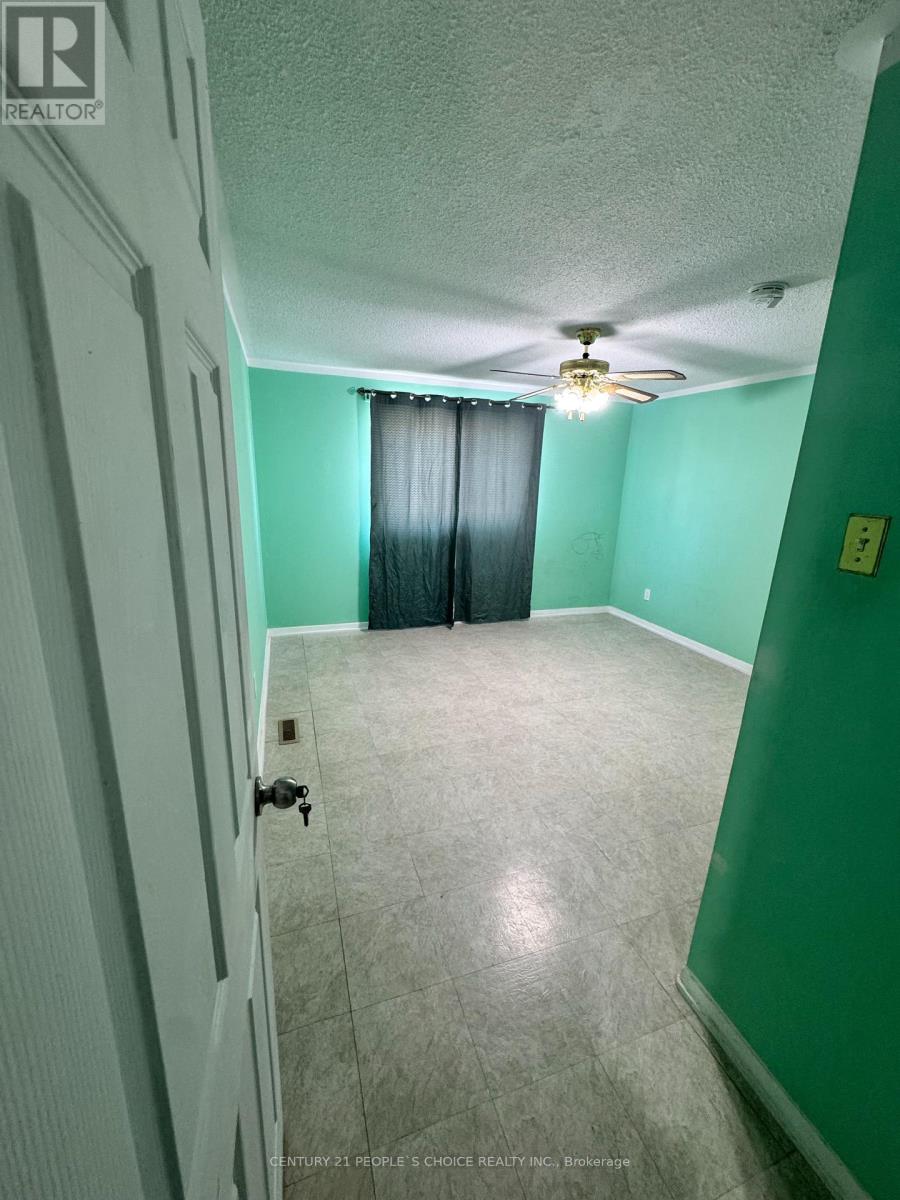 7610 Anaka Drive, Mississauga, Ontario  L4T 3H7 - Photo 7 - W12987104