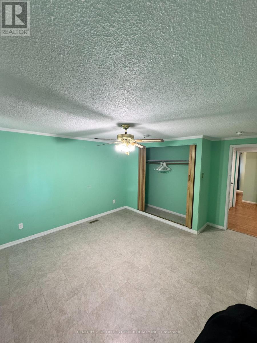 7610 Anaka Drive, Mississauga, Ontario  L4T 3H7 - Photo 9 - W12987104