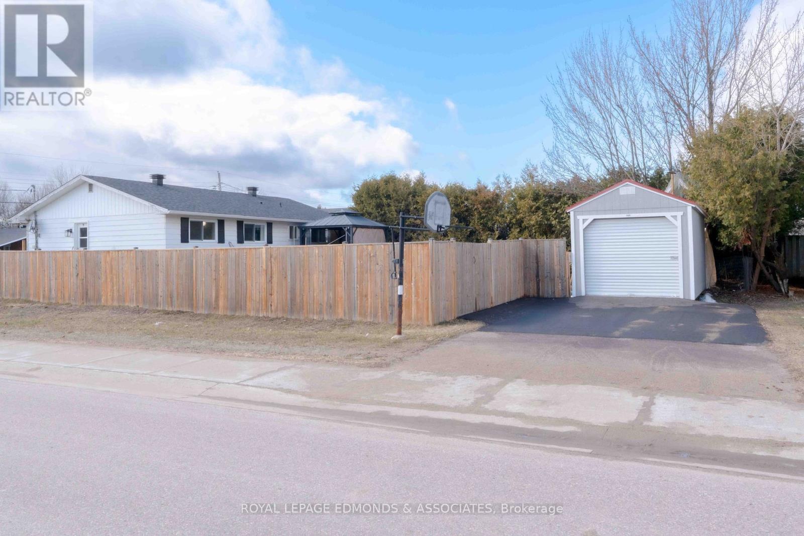 22 John Street, Petawawa, Ontario  K8H 1S4 - Photo 2 - X12987178