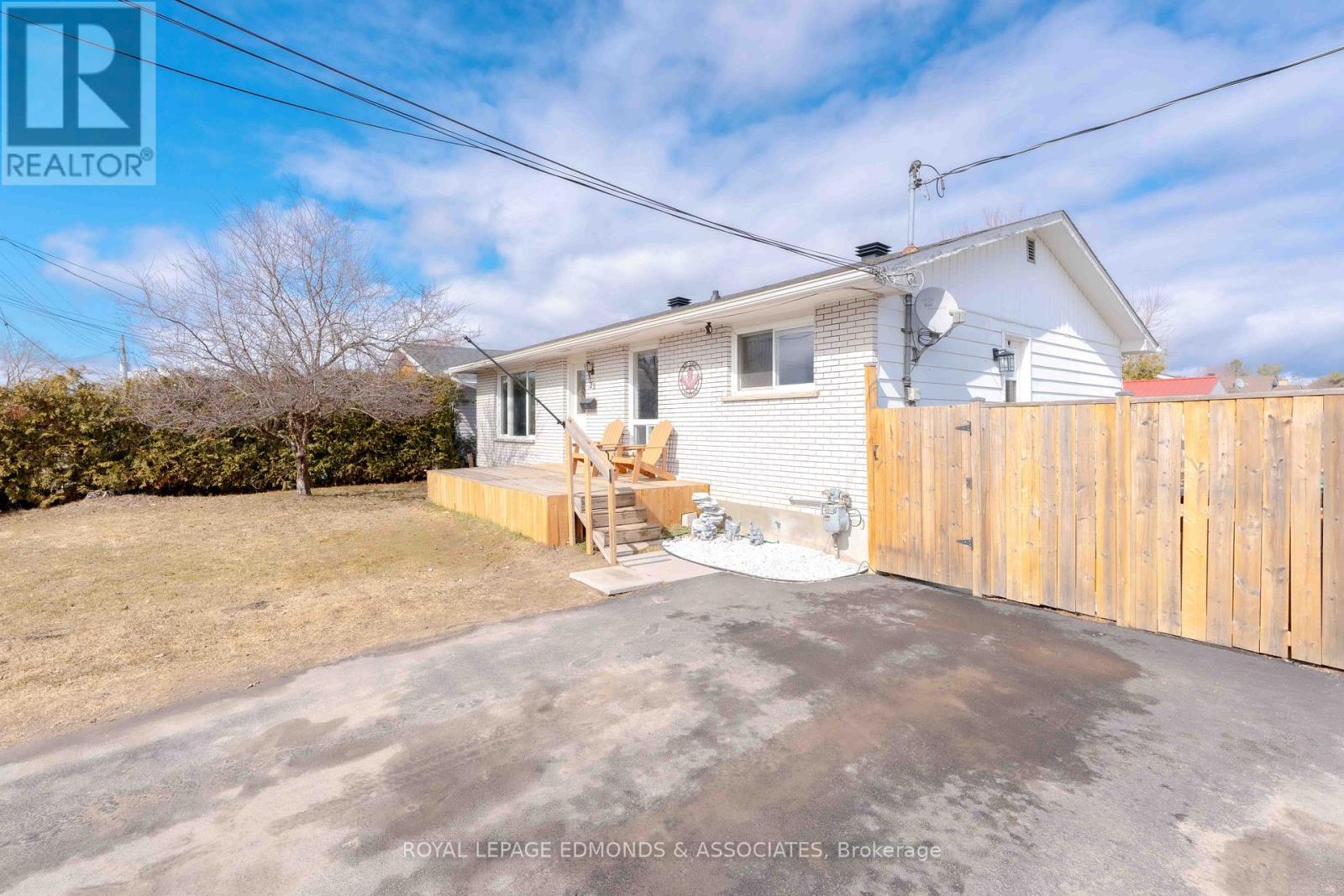 22 John Street, Petawawa, Ontario  K8H 1S4 - Photo 3 - X12987178