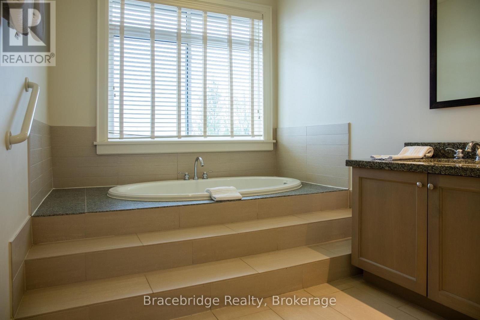 A201-A2 - 1869 Muskoka Rd 118 Highway W, Muskoka Lakes, Ontario  P1L 1W8 - Photo 13 - X12987208