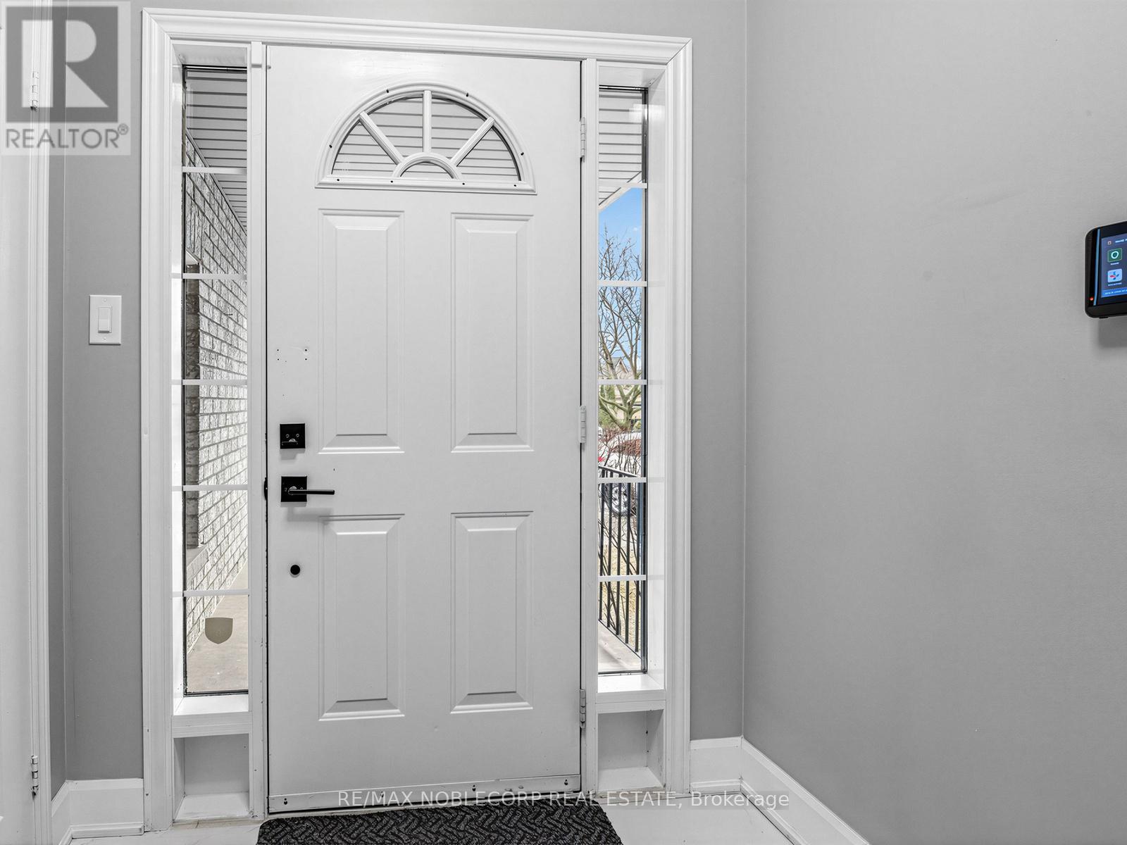 479 Greig Circle, Newmarket, Ontario  L3Y 8S7 - Photo 3 - N12987210