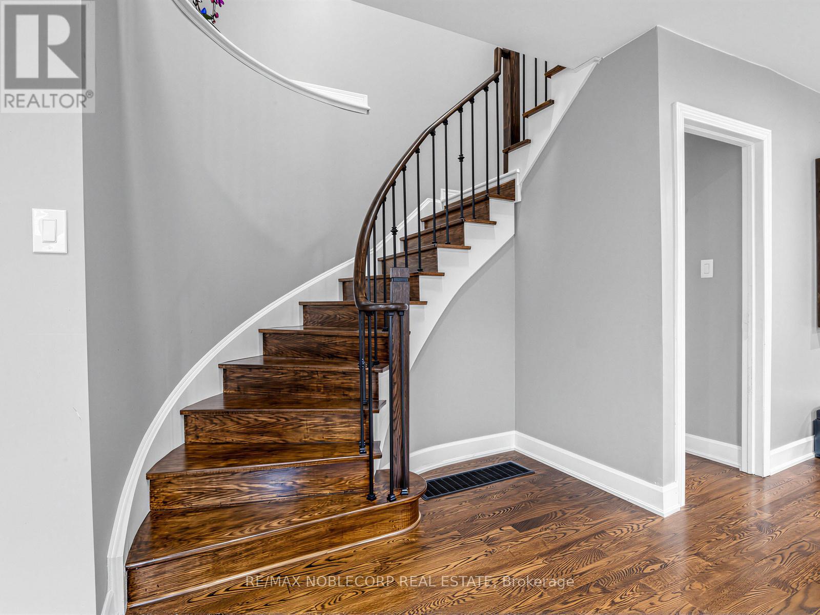 479 Greig Circle, Newmarket, Ontario  L3Y 8S7 - Photo 4 - N12987210