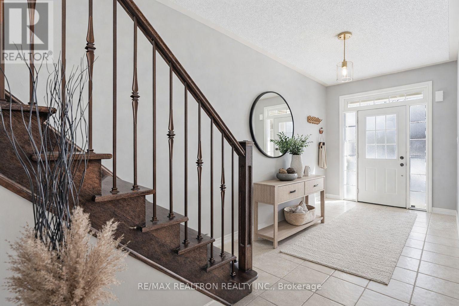 86 Donald Stewart Crescent, East Gwillimbury, Ontario  L0G 1M0 - Photo 2 - N12987244