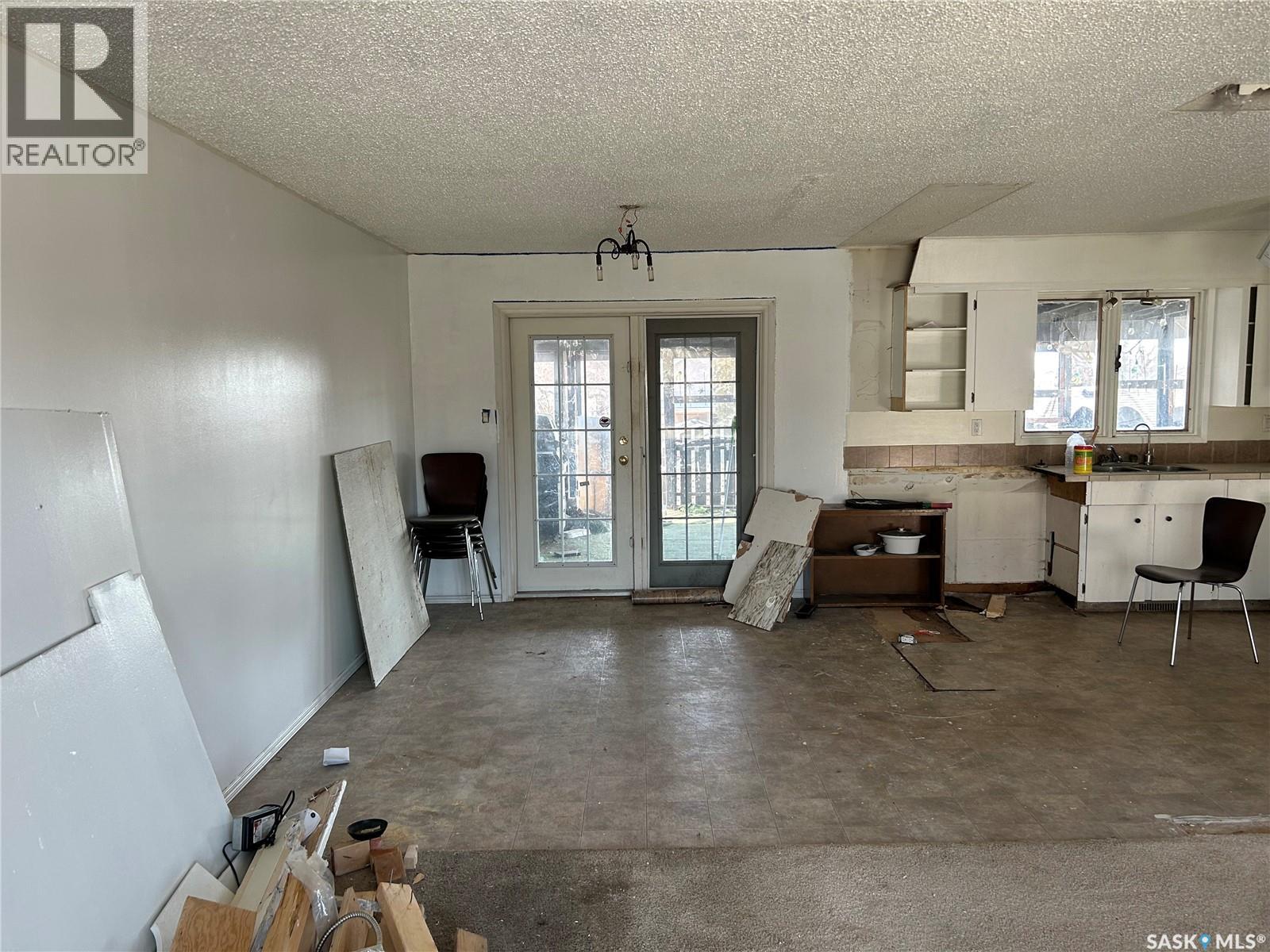 825 7th Avenue Nw, Moose Jaw, Saskatchewan  S6H 4C1 - Photo 3 - SK032682