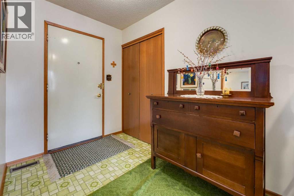 68 Silver Ridge Court NW, Calgary, Alberta  T3B 4V5 - Photo 3 - A2299788