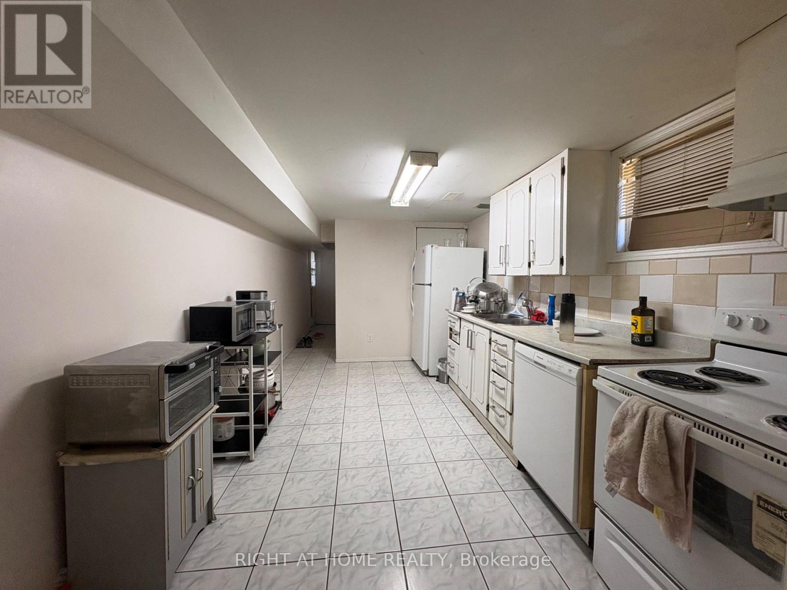 Lower - 3519 Oakglade Crescent, Mississauga, Ontario  L5C 1X4 - Photo 4 - W12987280