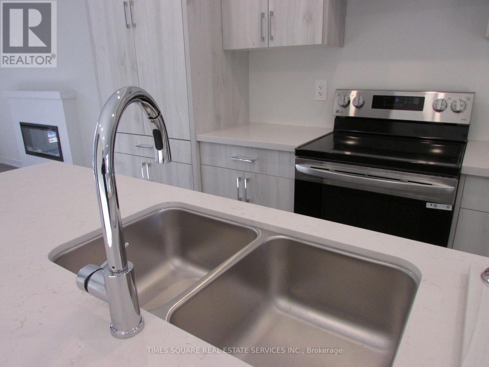 18 Mermot Lane, Richmond Hill, Ontario  L4B 0J5 - Photo 3 - N12987310