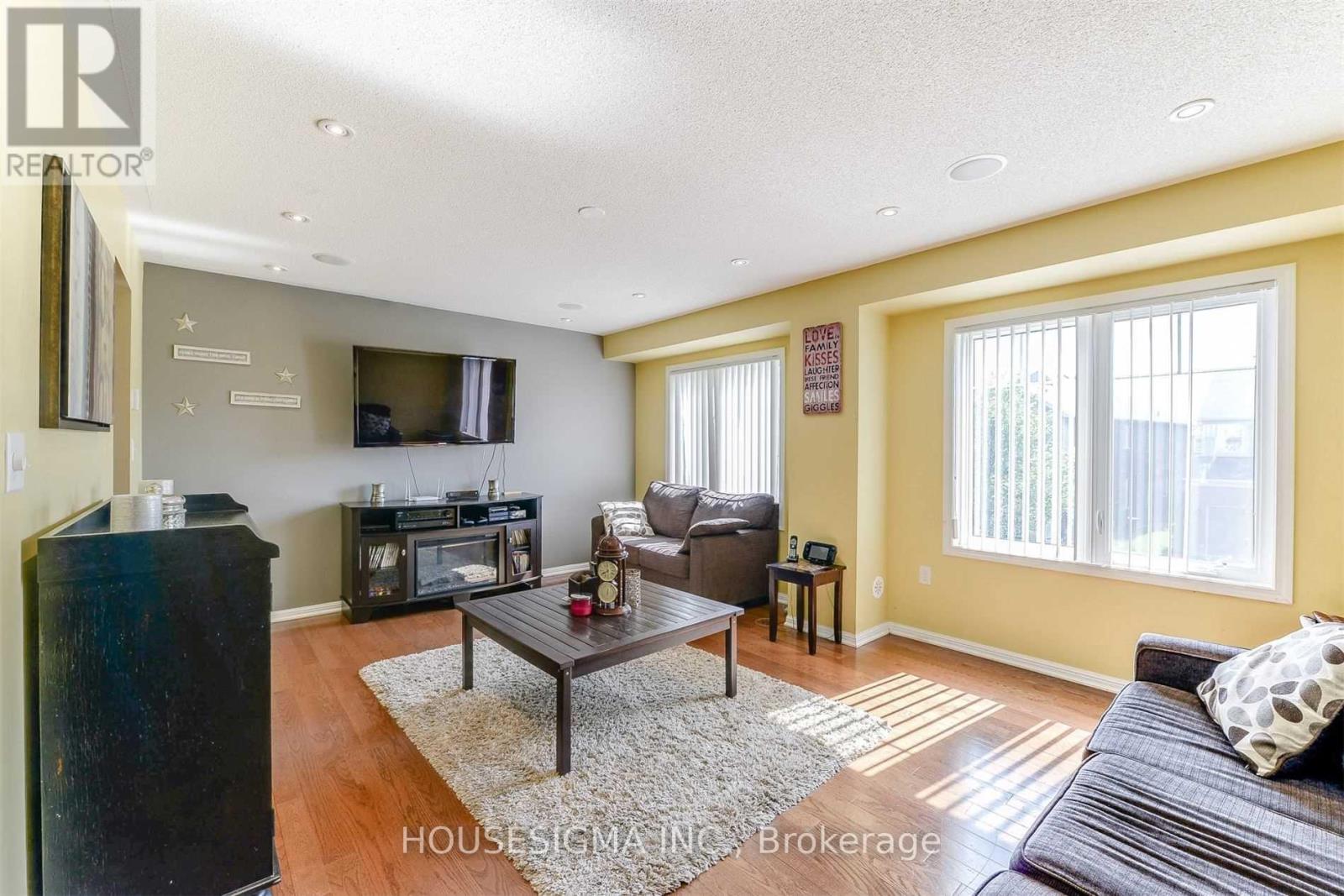 92 Lathbury Street, Brampton, Ontario  L7A 0R8 - Photo 4 - W12987380