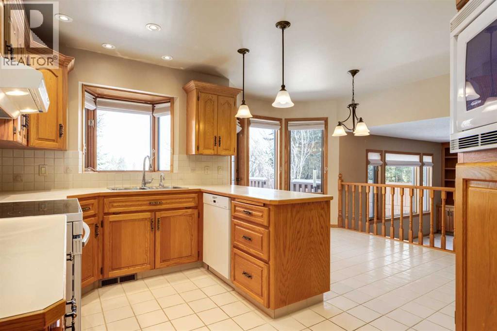 55 Oakmount Court Sw, Calgary, Alberta  T2V 5B9 - Photo 9 - A2297656