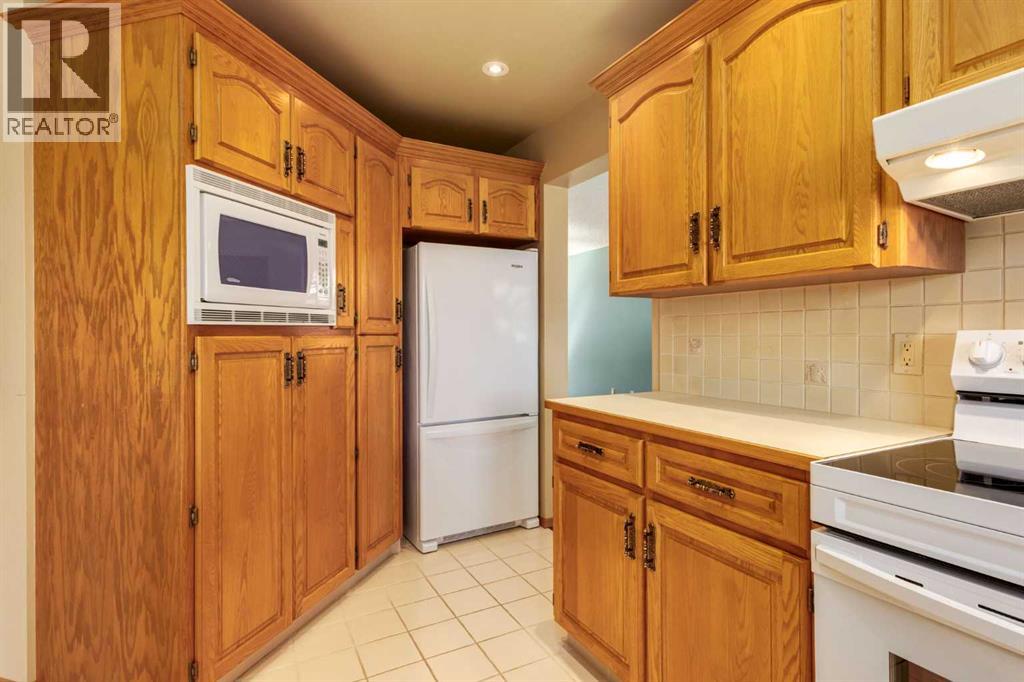 55 Oakmount Court Sw, Calgary, Alberta  T2V 5B9 - Photo 11 - A2297656