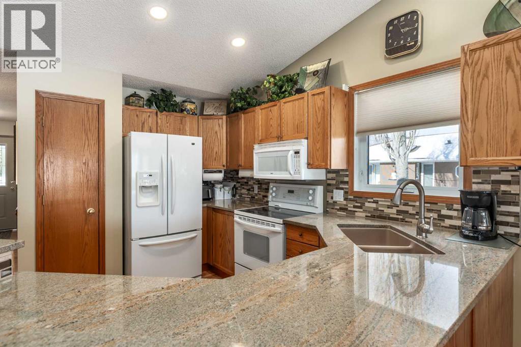 912 Riverside Drive Nw, High River, Alberta  T1V 1S3 - Photo 2 - A2292358