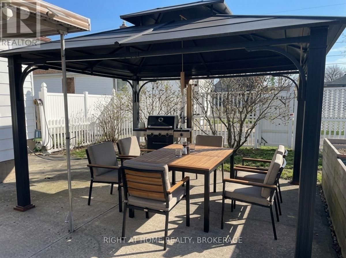 24 Lincoln Avenue, St. Catharines, Ontario  L2P 2C6 - Photo 12 - X12905728