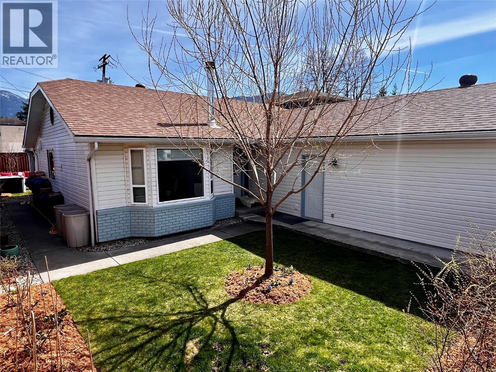 203 7th Avenue, Nakusp, British Columbia  V0G 1R0 - Photo 3 - 10373908