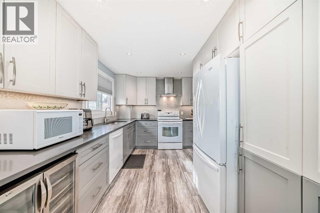 52a Queen Alexandra Close Se, Calgary, Alberta  T2J 3P8 - Photo 3 - A2286786